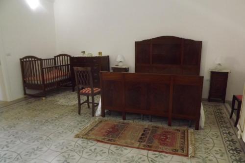 カザラーノにあるCorte Fioritaのリビングルーム(木製家具、ラグ付)