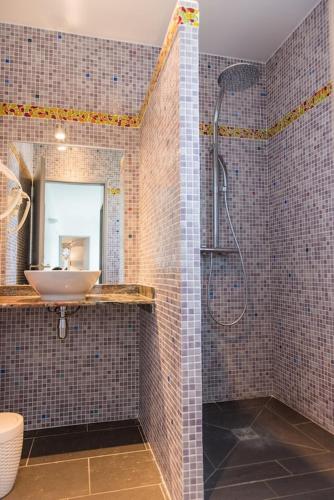 une salle de bain avec un lavabo et une douche dans l'établissement Villa des Arts, 100 meters from the sea, Swimming pool, Wifi, Air conditioning and 6 Bikes, à Sète