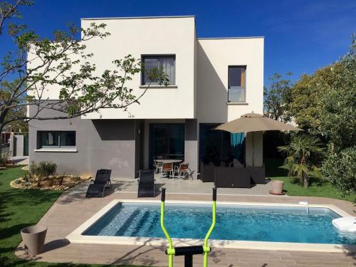 Villa des Arts, 100 meters from the sea, Swimming pool, Wifi, Air conditioning and 6 Bikes