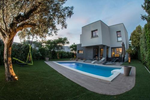 une maison avec une piscine dans une cour dans l'établissement Villa des Arts, 100 meters from the sea, Swimming pool, Wifi, Air conditioning and 6 Bikes, à Sète