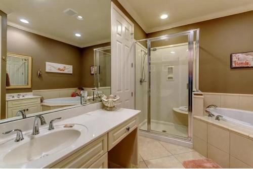 La salle de bains est pourvue de 2 lavabos, d'une douche et d'une baignoire. dans l'établissement Turtles Nest, à Navarre