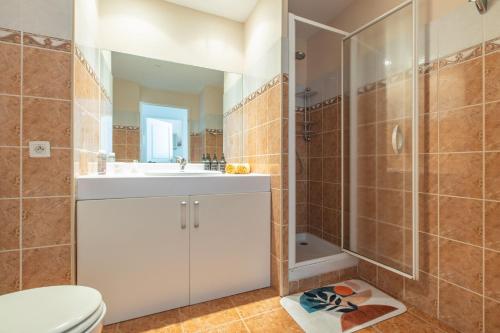 La salle de bains est pourvue d'une douche, d'un lavabo et de toilettes. dans l'établissement Riviera Home, à Beausoleil