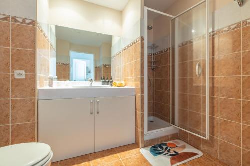 un bagno con doccia, lavandino e WC di Riviera Home a Beausoleil
