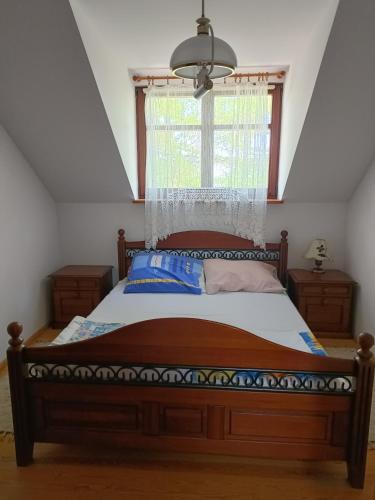 a bedroom with a bed with a window at Dar Lasu in Narty