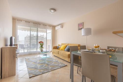 un salon avec un canapé et une table dans l'établissement Riviera Home, à Beausoleil