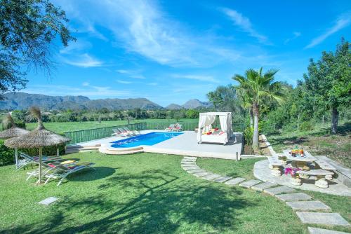 ポリェンサにあるOwl Booking Villa Siquier - Luxury Retreat with Mountain Viewsの裏庭(スイミングプール、芝生付)