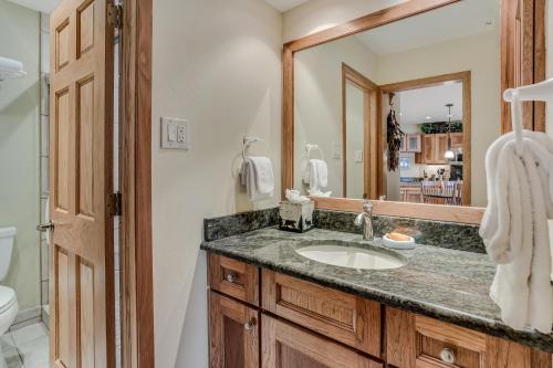 y baño con lavabo y espejo. en Laurelwood Condominiums 207, en Snowmass Village