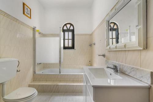 Kylpyhuone majoituspaikassa Casa dos Pais - Piscina & Jardim