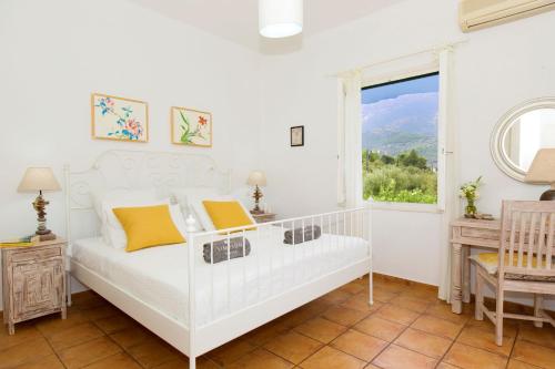 バティにあるVilla Albaの白いベッドルーム(ベッド1台、窓付)