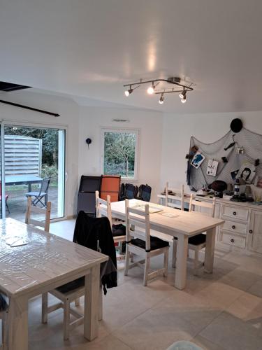 une cuisine et une salle à manger avec une table et des chaises dans l'établissement maison familiale, à La Turballe