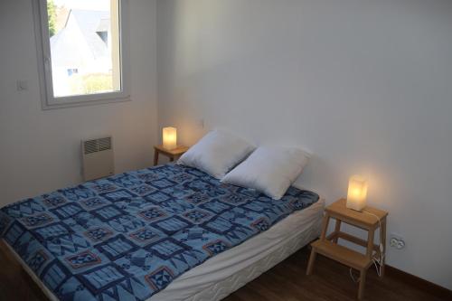 - une chambre avec un lit et 2 bougies sur les tables dans l'établissement maison familiale, à La Turballe