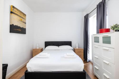 Voodi või voodid majutusasutuse Peaceful 1 bedroom apartment in Portobello, Dublin toas