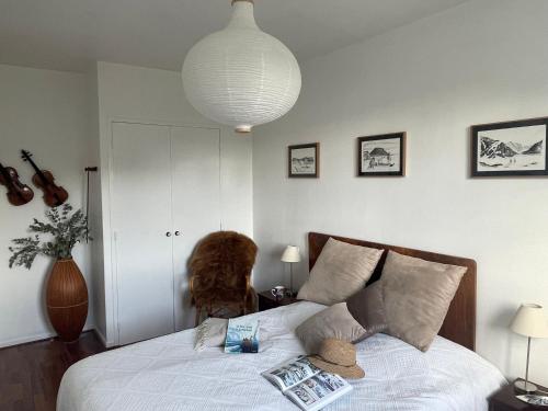 1 dormitorio con 1 cama con colcha blanca en Les Hortensias en Espoey