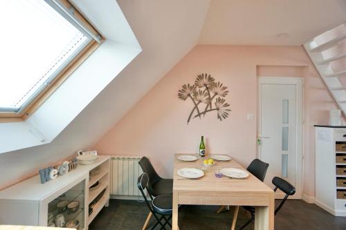 une cuisine et une salle à manger avec une table et des chaises dans l'établissement Sweet Inn * plage à 200m *, à Ploemeur