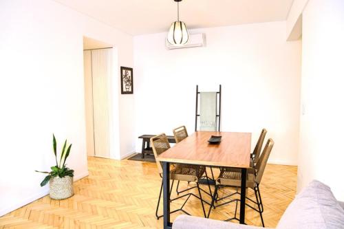 comedor y sala de estar con mesa y sillas en Garage incluido! Terraza propia! Buenos Aires - Villa Urquiza en Buenos Aires