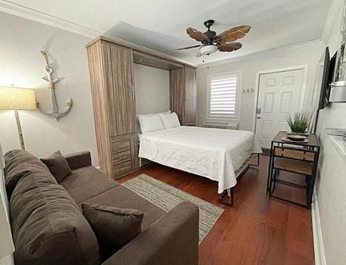 - un salon avec un canapé et un lit dans l'établissement 322 Cool Beach Studio, à Hollywood