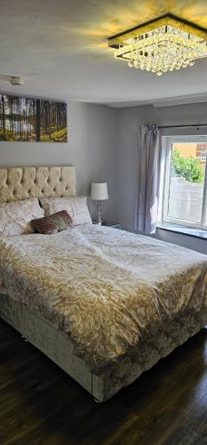 a bedroom with a large bed and a window at Oxford Road Apartment in Reading