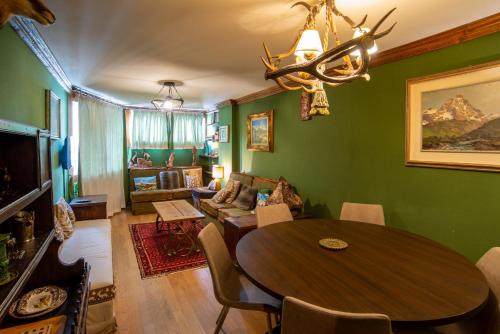 uma sala de jantar com uma mesa e uma sala de estar em Maison 21 Cervinia cir n 0468 em Breuil-Cervinia