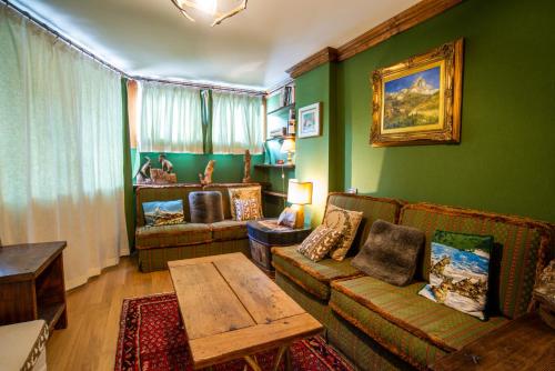 uma sala de estar com um sofá e uma mesa em Maison 21 Cervinia cir n 0468 em Breuil-Cervinia