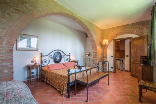 Appartamento Aleatico في مونتيبولسيانو: غرفة نوم بسرير في غرفة