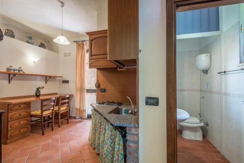 uma cozinha com um lavatório e um WC num quarto em Appartamento Aleatico em Montepulciano