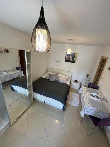 ein Schlafzimmer mit einem Bett, einem Regal und einer Lampe in der Unterkunft Studio Apartment Klaric in Vis