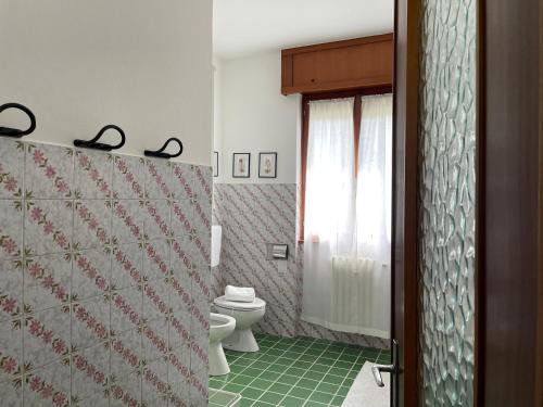 a bathroom with a toilet and a shower curtain at [come a Casa] da Marina in Pieve Vergonte
