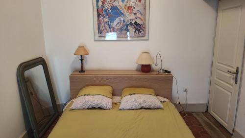 Calme et confort à la campagne en Bourgogne vinicole, : غرفة نوم صغيرة مع سرير مع وسادتين