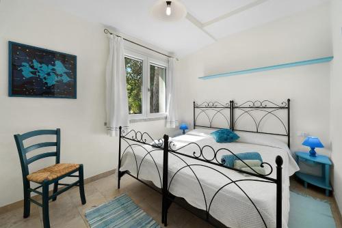 聖瑪格利特迪普拉的住宿－Villa Montali，卧室配有床、椅子和窗户。