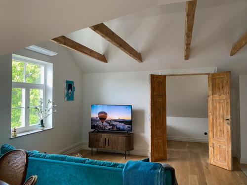 TV a/nebo společenská místnost v ubytování Sea View Old Town apartment