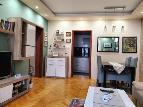 un salon avec une cuisine et une salle à manger dans l'établissement EXIT apartment Novi Sad 68m2, à Novi Sad
