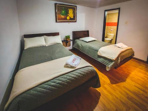 Habitación con 2 camas en una habitación en Hotel El Molino, en Facatativá