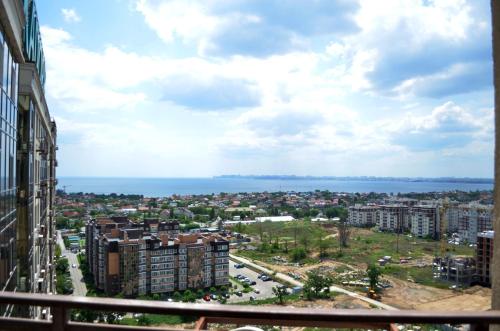 - une vue sur la ville depuis un bâtiment dans l'établissement Апартаменты на Марсельской, Кадорр, 4я Жемчужина, à Odessa