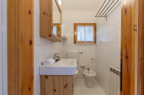 Ένα μπάνιο στο Lido di Spina Duplex Apartment