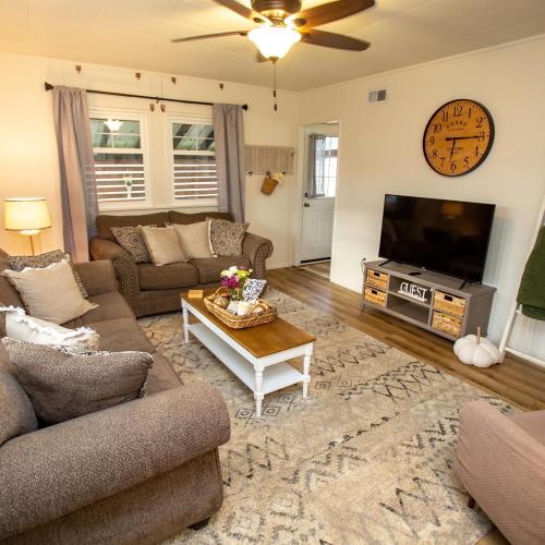 Gallery image of Cheerful 2 Bedroom Cottage on 5th in Decatur