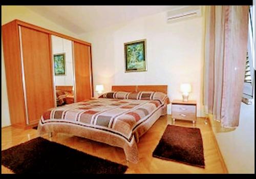 ein Schlafzimmer mit einem großen Bett in einem Zimmer in der Unterkunft Antea in Starigrad-Paklenica
