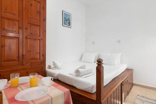 Postel nebo postele na pokoji v ubytování Apostolos Rooms