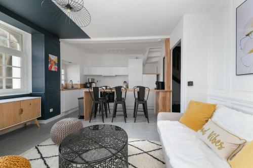un salon avec un canapé et une table dans l'établissement Maison entière Dinan centre - 5 chambres, à Dinan