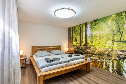 een slaapkamer met een bed met een schilderij aan de muur bij Ribeiro Tesouro in Friesenheim