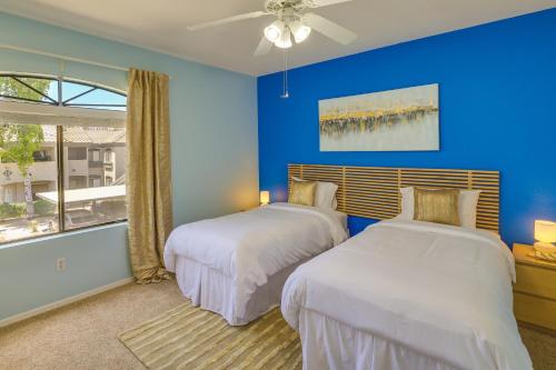 twee bedden in een kamer met blauwe muren en een raam bij Energizing Scottsdale Vacation Rental! in Scottsdale