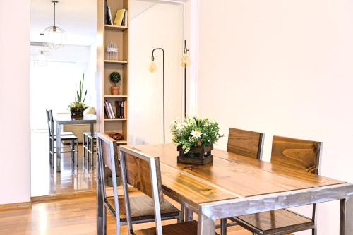 a dining room with a wooden table and chairs at Garage incluido! Buenos Aires - Villa Urquiza in Buenos Aires