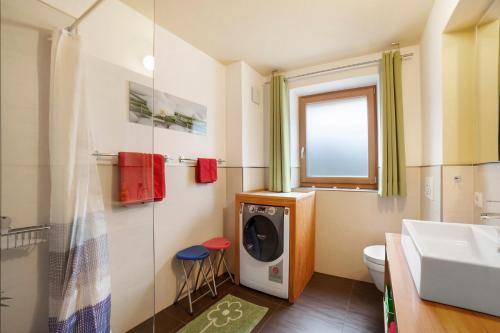 a bathroom with a washing machine and a sink at Joshof Talblick in Stulles