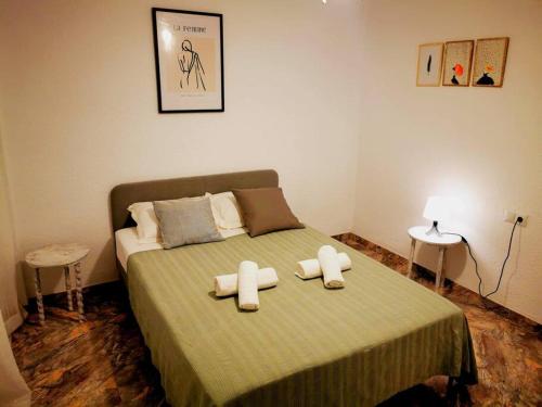1 dormitorio con 1 cama con 2 toallas en Great 4 bedrooms apartament in Puerto de Sagunto, en Puerto Sagunto