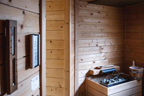 Habitación con paneles de madera en la pared. en Bel Mare Resort en Międzyzdroje