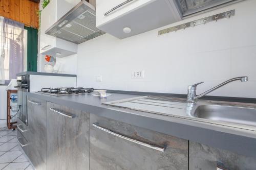 eine Küche mit einer Spüle und einer Arbeitsplatte aus Edelstahl in der Unterkunft Angela Appartament in Lipari