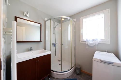 une salle de bain avec une douche, des toilettes et un lavabo dans l'établissement Chalet Superbe Vue Sur Le Lac, à Gérardmer