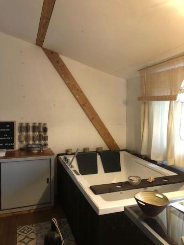 Cosy Cabane Boise solaire, Balneo bath et toilette seche a la Ferme