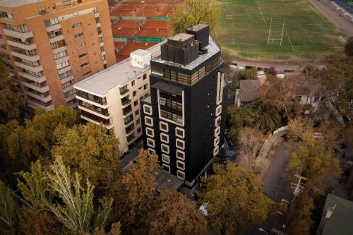 una vista aérea de un edificio en una ciudad en Rugendas Hotel Boutique by Time Hotel & Apartments, en Santiago