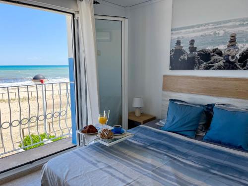 1 dormitorio con cama y vistas al océano en Adosado Playa Almadrava, en Denia