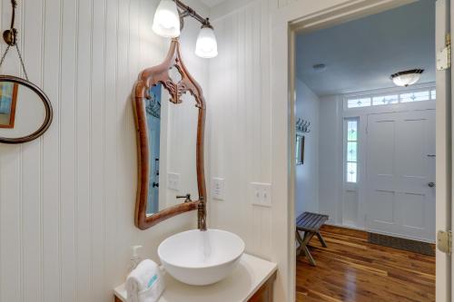 Salle de bains dans l'établissement Hot Tub Soaks and Fireside Nights! Marshall Cottage